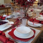 Awesome Red Christmas Tablescape Christmas Decoration in Dining Room Decorated with Traditional Furniture Ideas