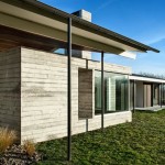 Astounding Sideyard Design of Pavilion Wairau House with White Colored Outer Wall which is Made from Concrete and Black Colored Metallic Pillars